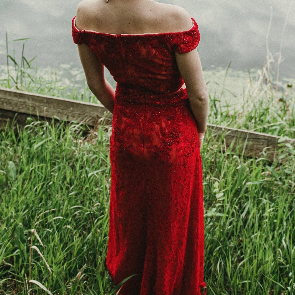 Red Prom/Grad dress - Picture 3 of 5
